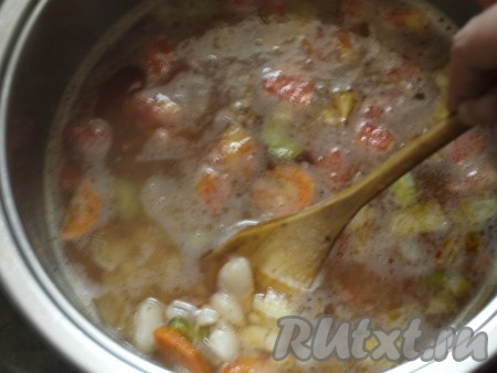 Когда фасоль станет мягкой (но при этом она не должна перевариться), добавляем в кастрюлю тушёные овощи, даём закипеть и варим постный фасолевый суп до готовности (минут 5) на небольшом огне. В конце варки солим, добавляем 2 столовые ложки растительного масло, перчим, провариваем 2 минуты и снимаем с огня.