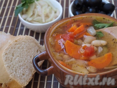 Даём постному фасолевому супу настояться под крышкой 15-20 минут, а затем разливаем по тарелкам и подаём к столу. Суп, сваренный из сухой фасоли, без добавления мяса и картошки, получается сытным, наваристым, ароматным и вкусным.