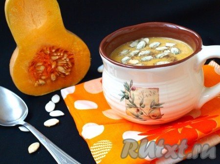 Вкусный, полезный тыквенный суп-пюре, приготовленный на курином бульоне со сливками, при подаче можно посыпать тыквенными семечками.