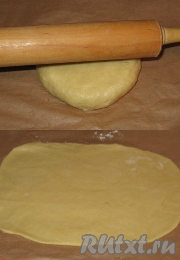 На столе расстелить пергаментную бумагу, размером с противень, выложить на неё тесто и с помощью скалки, припылённой мукой, раскатать в прямоугольник толщиной 3-5 миллиметров.