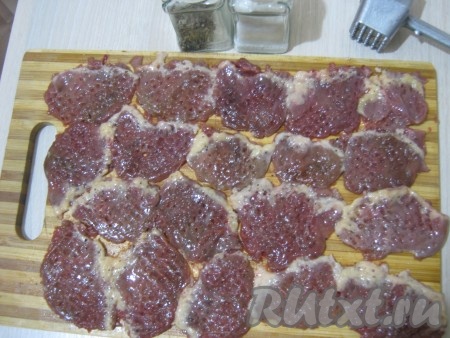 Отбитые куриные сердечки солим и перчим по вкусу.