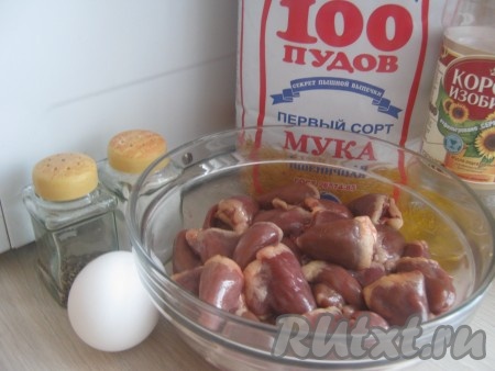 Подготовить продукты для приготовления отбивных из куриных сердечек в кляре на сковороде.