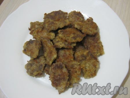 Готовые вкусные, нежные отбивные перекладываем со сковороды на тарелку, постепенно жарим все куриные сердечки в кляре.