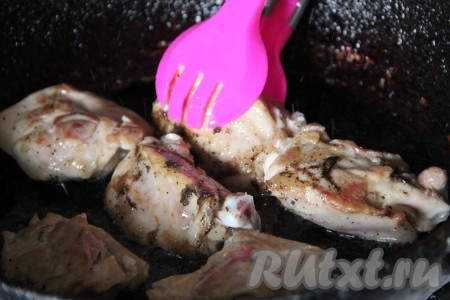 Любое мясо по вашему усмотрению нарежьте порционными кусочками, посолите, поперчите и обжарьте на огне до образования золотистой корочки.
