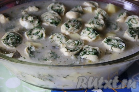 На картофель выкладываем нудли и заливаем все соусом, чтобы соус покрыл все наши ингредиенты.