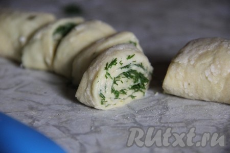 Пласт из теста сверните в рулет и нарежьте дольками&nbsp;одинакового размера.
