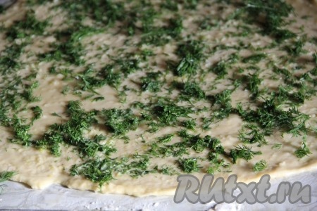 Для приготовления нудлей взбейте яйца с щепоткой соли, добавьте постепенно муку. Количество муки будет у всех разное, это зависит от самой муки и от размеров яиц. Замесите &nbsp;эластичное тесто, дайте ему отдохнуть 30 минут, раскатайте тесто в тонкий пласт. Смажьте пласт из теста растопленным сливочным маслом, чесноком, пропущенным через пресс, и присыпьте все равномерно порезанным укропом.
