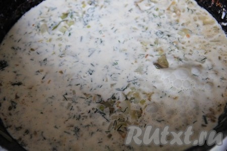 Для приготовления соуса, обжарьте мелко рубленную луковицу на сливочном масле, добавьте лавровый лист, сливки, зелень. Все потушите на медленном огне, добавьте воду и специи по вкусу.