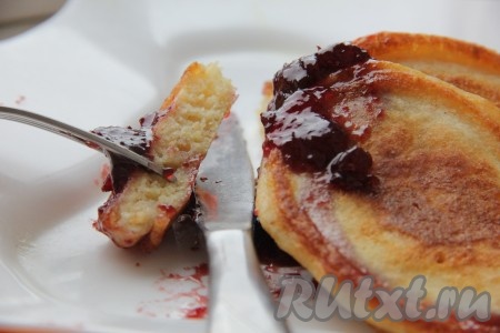 Оладьи, замешанные на кефире с добавлением кукурузной муки, получаются аппетитными, вкусными и достаточно пышными, к столу их подаём с вареньем, джемом, мёдом или сметаной.