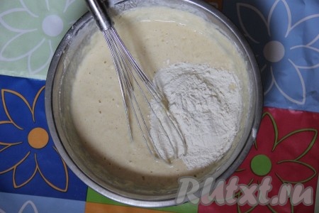 Далее добавить в тесто соль, сахар и пшеничную муку.&nbsp;Перемешать тесто до однородности венчиком. По консистенции оно будет напоминать достаточно густую сметану.