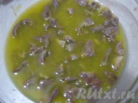 Сердечки заливаем апельсиновым соком на 15-20 минут.
