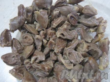 Сваренные куриные сердечки вынимаем из кастрюли, даём немного остыть. Оставшийся бульон не выливаем, он нам ещё пригодится.