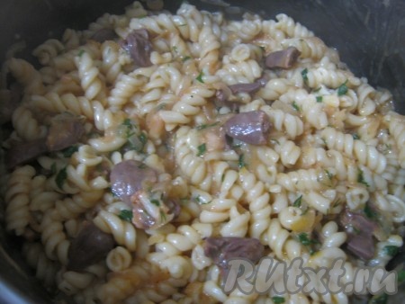 Макароны варим, как написано на упаковке, сливаем воду и заливаем приготовленными куриными сердечками с соусом. Перемешиваем и пусть минуты 2-3 блюдо постоит (чтобы макароны пропитались соусом).
