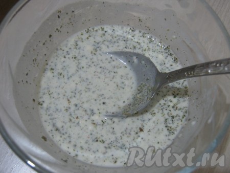 В миске смешиваем муку, сметану, соль, специи (у меня хмели-сунели).
