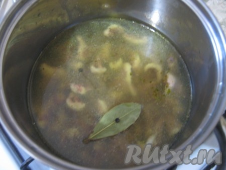 В кастрюлю с бульоном кладём сердечки, лавровый лист, перец горошком и варим 15 минут.