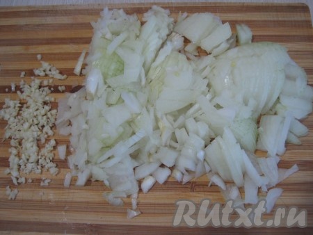 Лук и чеснок мелко режем.
