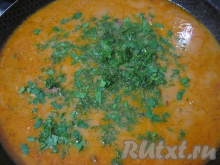 В сковороду добавляем бульон, в котором варились куриные сердечки, и зелень, тушим минут 15.