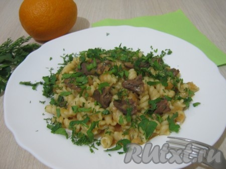 Куриные сердечки в апельсиновом соке с макаронами