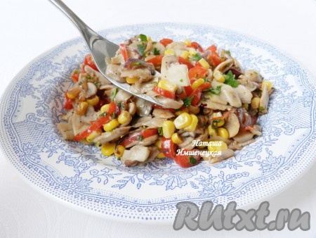 Яркий и вкусный теплый салат с шампиньонами готов.