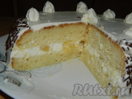 А вот какой в разрезе получился наш торт с начинкой из крем-чиза и консервированными ананасами.