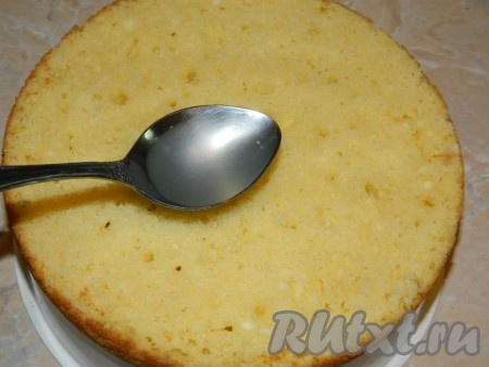 Частью этого сиропа пропитываем бисквитные коржи.