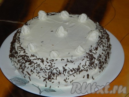 Накрываем вторым коржом, обмазываем верх и бока кремом, украшаем по своему вкусу и убираем торт в холодильник на 6-8 часов для пропитки.