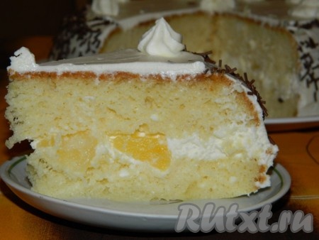 А вот какой в разрезе получился наш торт с начинкой из крем-чиза и консервированными ананасами.