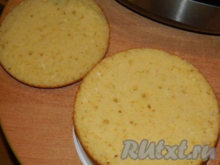 Готовый бисквит остужаем и разрезаем на 2 коржа.