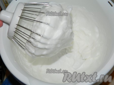 Вначале замесим тесто, для этого отделяем белки от желтков. Яйца должны быть хорошо охлаждены. Взбиваем миксером яичные белки с щепоткой соли. Отставляем в сторону посуду со взбитыми белками.