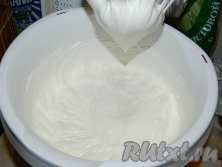 Взбиваем миксером сливки с сахаром до стойких пиков. Чтобы сливки хорошо взбились, они должны быть большой жирности и хорошо охлаждены. К сливкам добавляем сливочный сыр и перемешиваем до однородности.