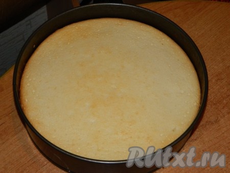 Вылить начинку в форму на подготовленную основу из сухарей. Выпекать творожный пирог 45 минут в духовке, предварительно разогретой до температуры 180 градусов. Остудить.
