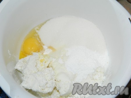 Для приготовления начинки взбить творог, сметану, яйца, сахар, крахмал.