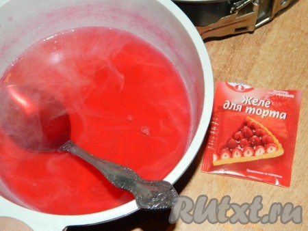 Приготовить желе для торта так, как написано на упаковке.
