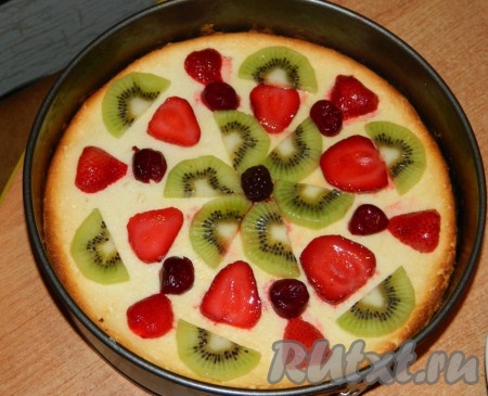 Украсить фруктами творожный пирог.

