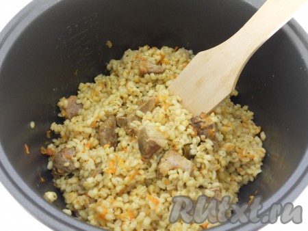 Закрыть крышку мультиварки и выставить режим "Плов" на 45-50 минут. После сигнала оставить кашу в мультиварке еще на 10 минут. Затем перемешать.
