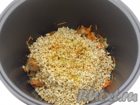 Всыпать перловую крупу, добавить приправу для плова (1-2 чайных ложки).
