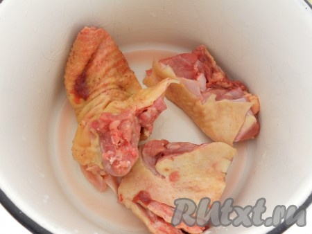 Курицу разделить на части, сложить в кастрюлю.&nbsp;Залить водой и поставить на огонь. Довести до кипения, шумовкой снять пену, бульон посолить. Варить домашнюю курицу на слабом огне под прикрытой крышкой минут 45 (если курица магазинная - варить 20-25 минут).
