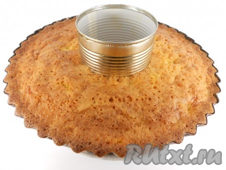 Выпекать 25-35 минут в предварительно разогретой до 200 градусов духовке. Дать кексу с вишней полностью остыть в форме.
