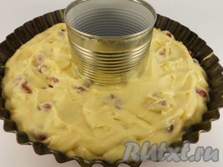 Форму для кекса немного смазать маслом. Выложить тесто. Я решила сделать кекс-кольцо. Для этого в середину формы следует поставить жестяную банку с двумя отверстиями, а вокруг выложить тесто.