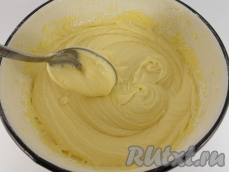 Тесто получается однородным, похожим на густой крем.