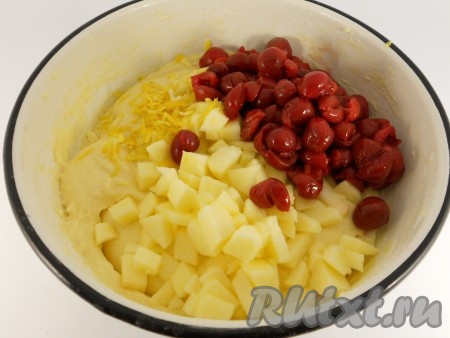 Вишню разморозить и слить образовавшийся сок. Яблоко очистить от кожуры и порезать небольшими кубиками. Добавить яблоки и вишню в тесто вместе с цедрой лимона.