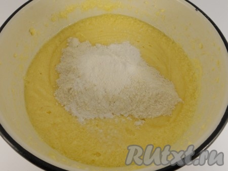 Продолжая взбивать, постепенно всыпать просеянную муку вместе с разрыхлителем и ванильным сахаром.