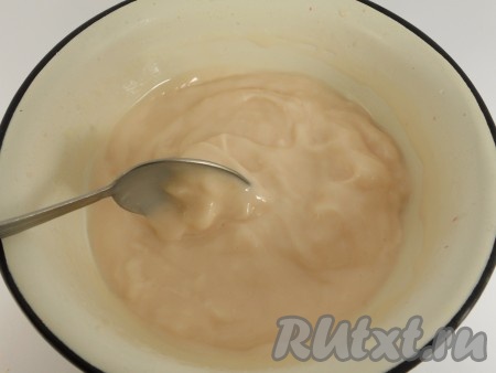 Сметану взбить с сахаром, добавить вишневый сок (можно тот, который сцедили с ягод вишни), взбить до однородности.