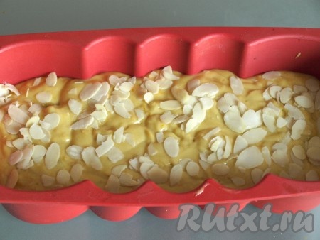 Выливаем тесто в силиконовую форму, посыпаем сверху миндальными лепестками. Если у вас нет силиконовой формы, то подойдёт и любая другая, смазанная маслом и посыпанная ореховой крошкой.