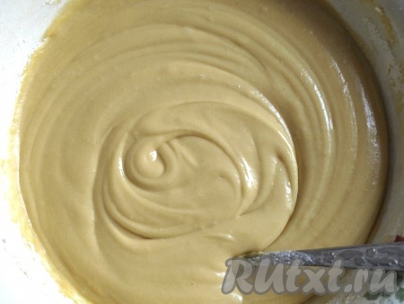 Размягченное сливочное масло хорошенько перемешиваем с сахаром, добавляем по одному яйца, не забывая тщательно перемешивать. Вливаем в тесто ликёр (я использовала вишнёвый ликер собственного приготовления), добавляем просеянную муку с разрыхлителем и тщательно перемешиваем.