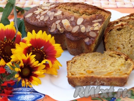 Выпекаем кекс из тыквы 40-45 минут в духовке, разогретой до температуры 180 градусов (верх должен зарумяниться). Остуженный кекс можно посыпать сахарной пудрой и подавать к столу. Даже если вы не любите тыкву, попробуйте эту выпечку. И, возможно, вам захочется готовить её снова и снова.
