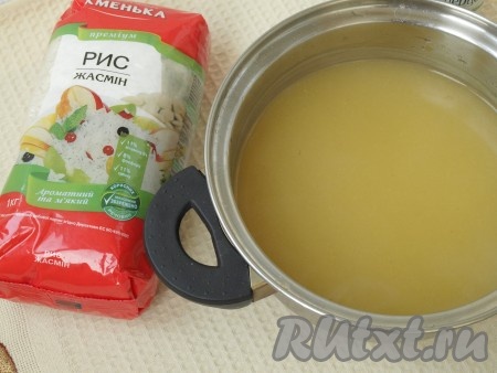 Суп процеживаем. В апельсиновом соке размешиваем крахмал и тоненькой струёй вливаем в процеженный суп. Ставим апельсиновый суп на огонь, доводим до кипения и сразу выключаем.
