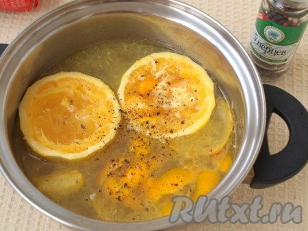 В кастрюлю с куриным бульоном добавляем натёртый корень имбиря, две половинки апельсина, из которых мы выдавили сок, и 2/3 снятой цедры. Доводим до кипения, добавляем соль, перец и варим 5-7 минут.
