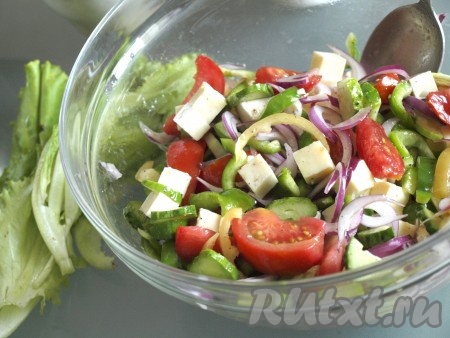 Брынзу нарезаем кубиками. 3-4 листа салата рвём руками, добавляем в миску с помидорами, луком, болгарским перцем, огурцами, посыпаем орегано, базиликом, перчим, солим, перемешиваем. Затем выкладываем брынзу, нарезанную на кубики, и подготовленную заправку (немного заправки оставьте, она понадобится в конце приготовления блюда), перемешиваем греческий салат.