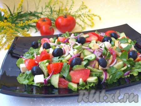 Оставшимися листьями салата выстилаем тарелку для подачи. Выкладываем греческий салат с брынзой, сверху раскладываем маслины, поливаем оставшейся заправкой, по желанию, украшаем листиками петрушки. Вкусное, яркое блюдо можно подавать к столу. Греческий салат, приготовленный с брынзой и помидорами, получается вкусным, сочным и аппетитным, поэтому он неизменно нравится всем, кто его пробует!